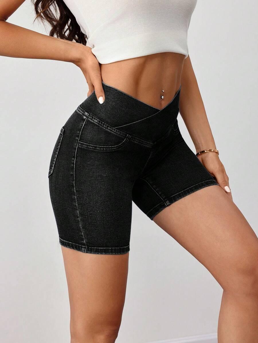 czarne spodenki jeans