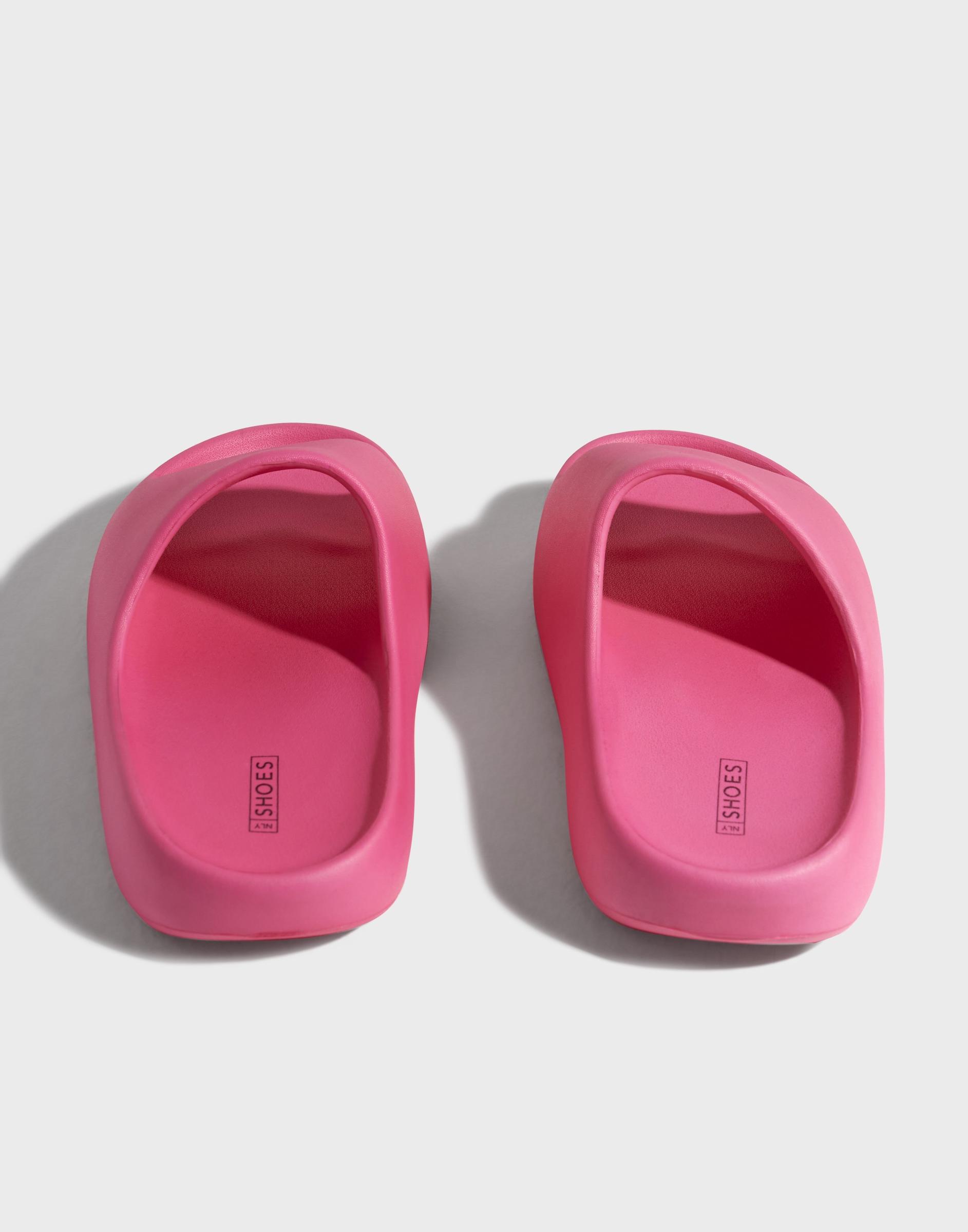 różowe gumowe klapki casual