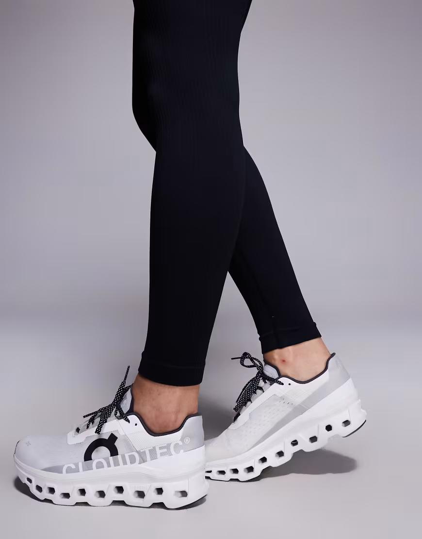 CZARNE PRĄŻKOWANE LEGGINSY