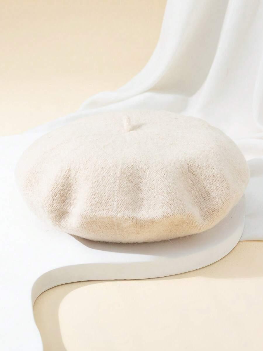 beżowy beret na głowę