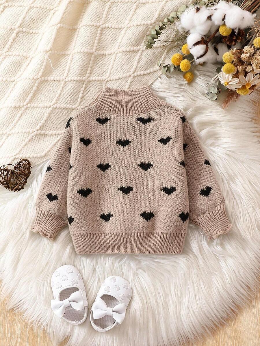 beżowy sweter wzór serca