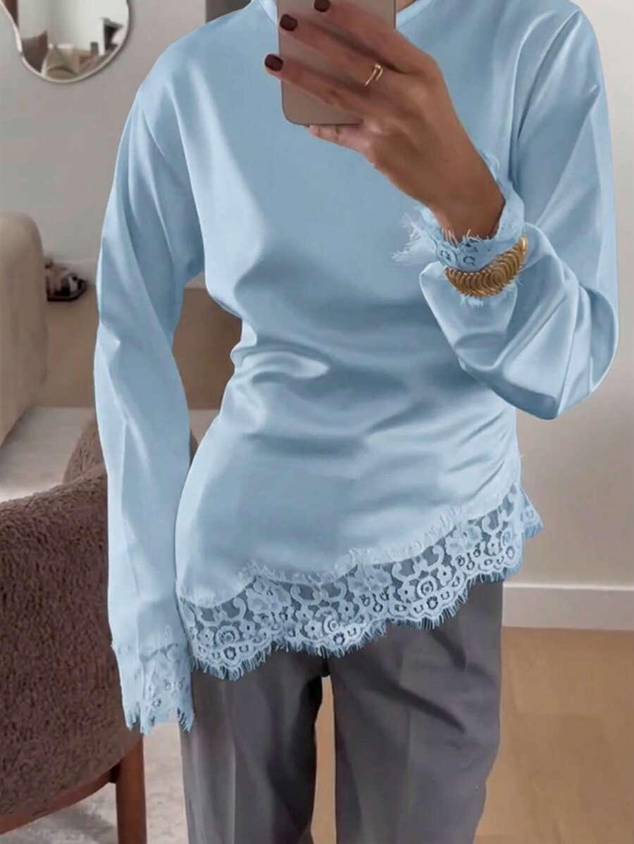 niebieska satynowa bluzka 