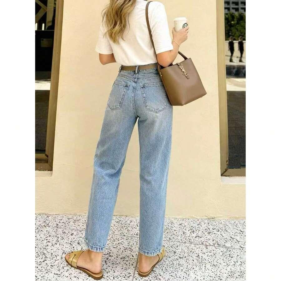 niebieskie spodnie jeans
