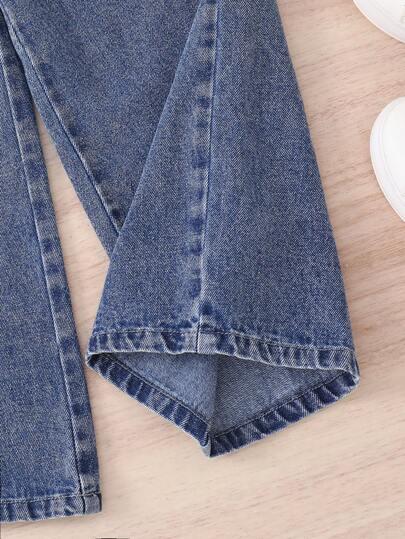 niebieskie spodnie jeans