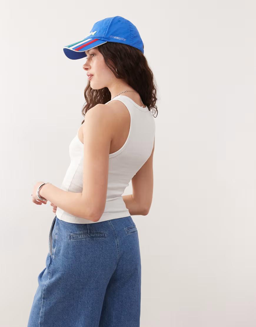 BIAŁY PRĄŻKOWANY TOP CASUAL