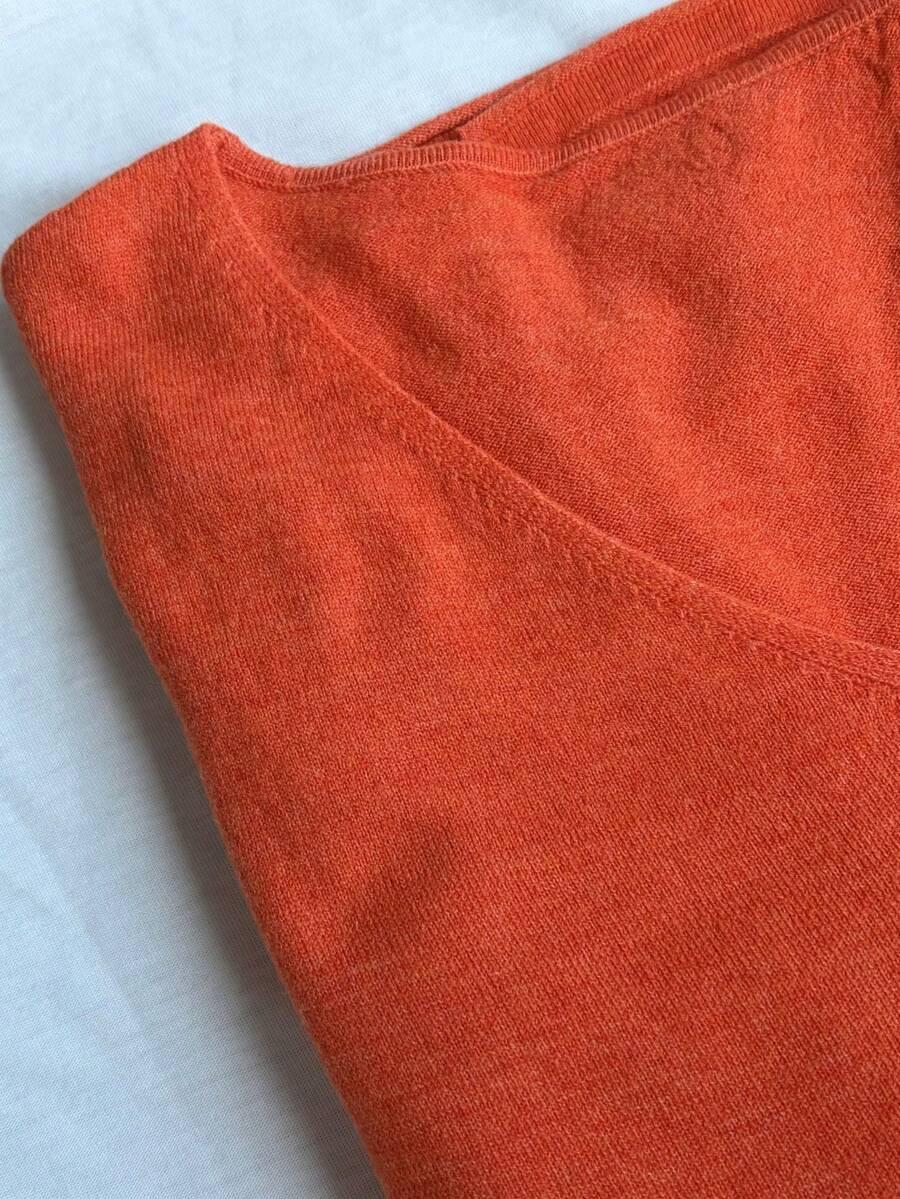 pomarańczowy sweter v-neck