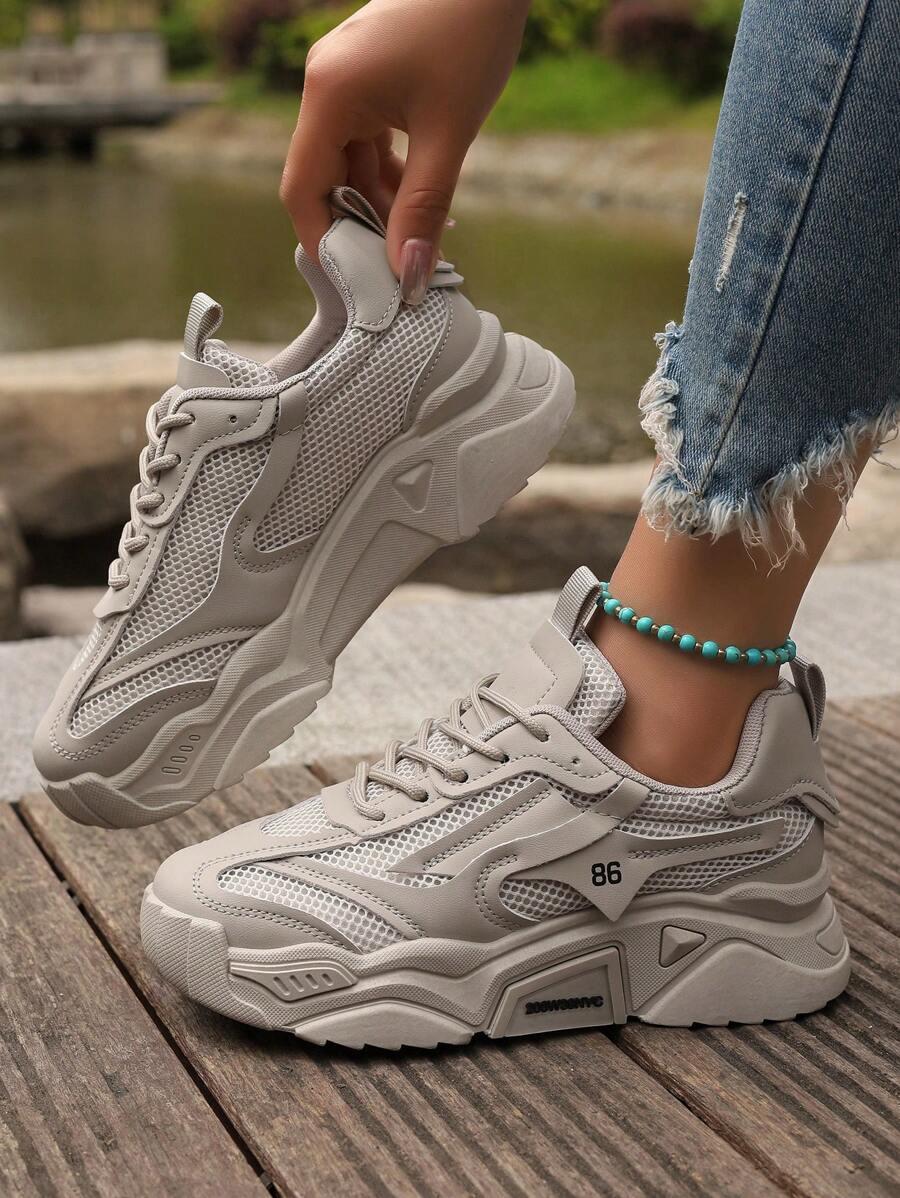 szare sznurowane buty sportowe
