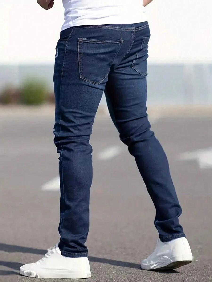 niebieskie spodnie jeans
