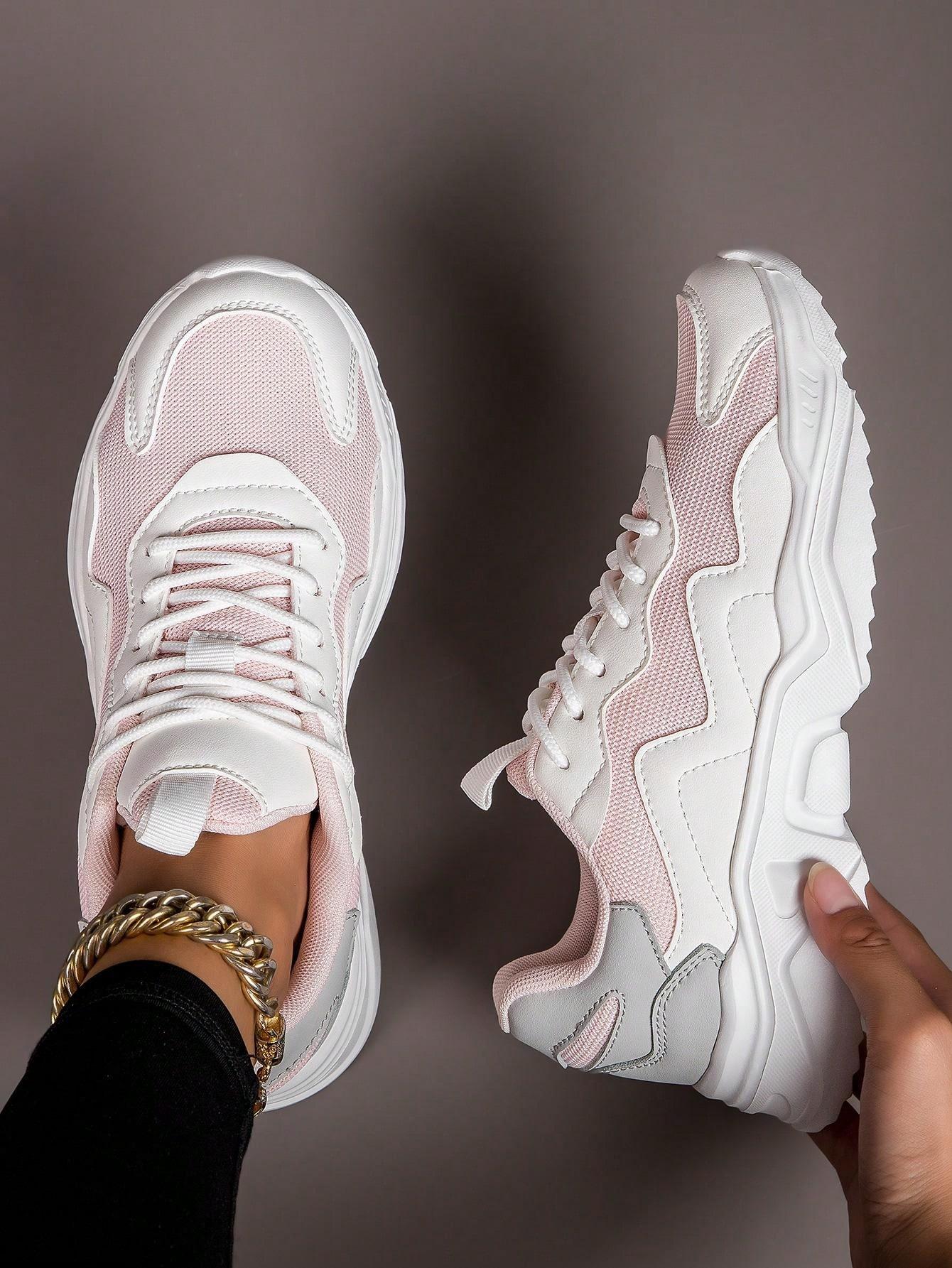 sznurowane buty sportowe