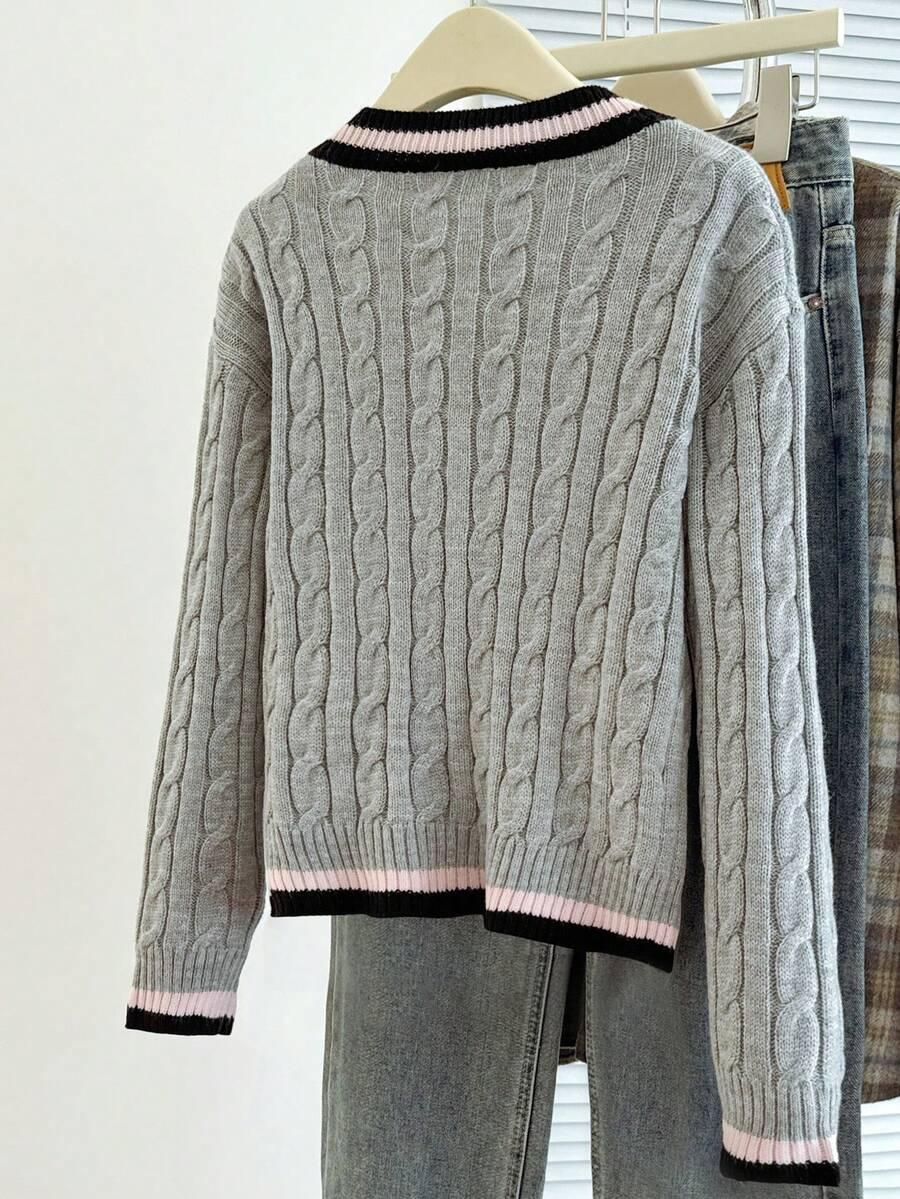 SWETER Z DEKOLTEM W SEREK