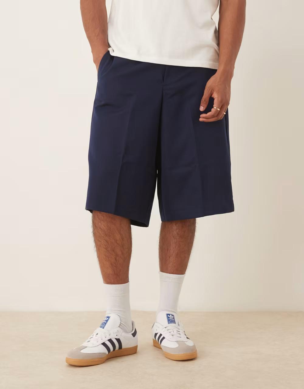 granatowe spodenki casual