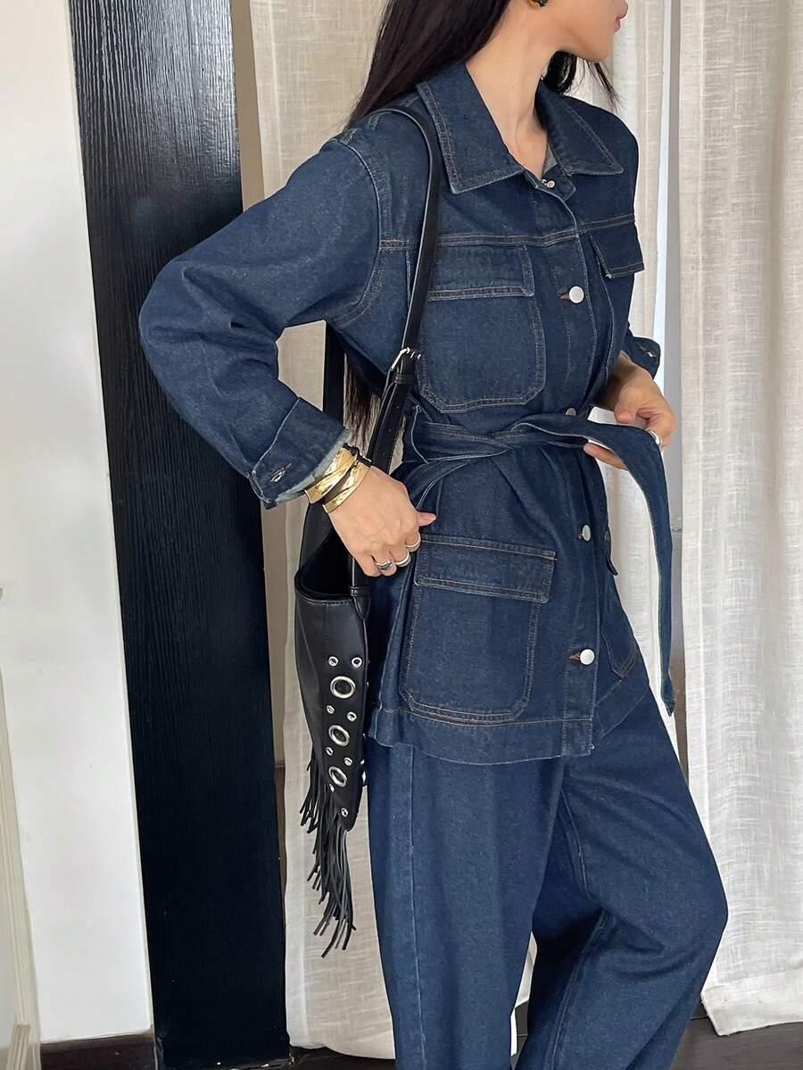 niebieskie spodnie jeans