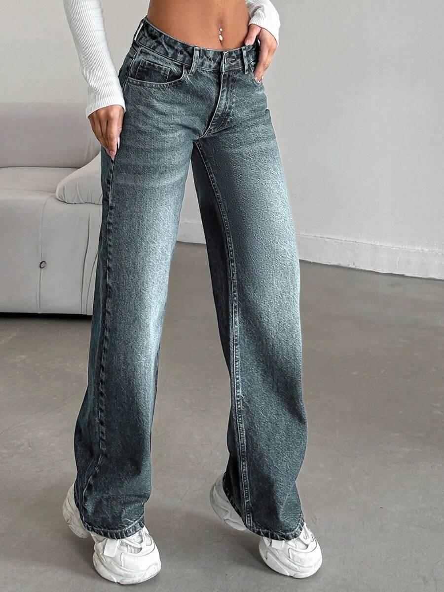 niebieskie spodnie jeans