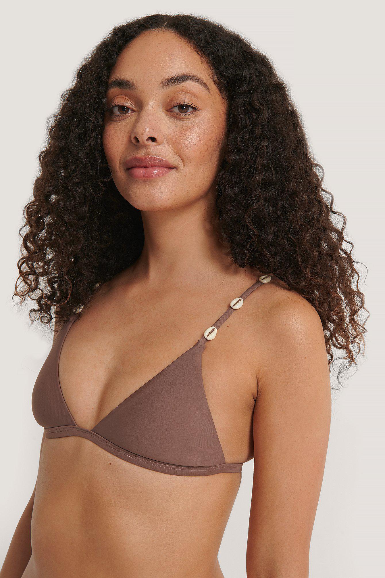 brązowa góra od bikini muszelki