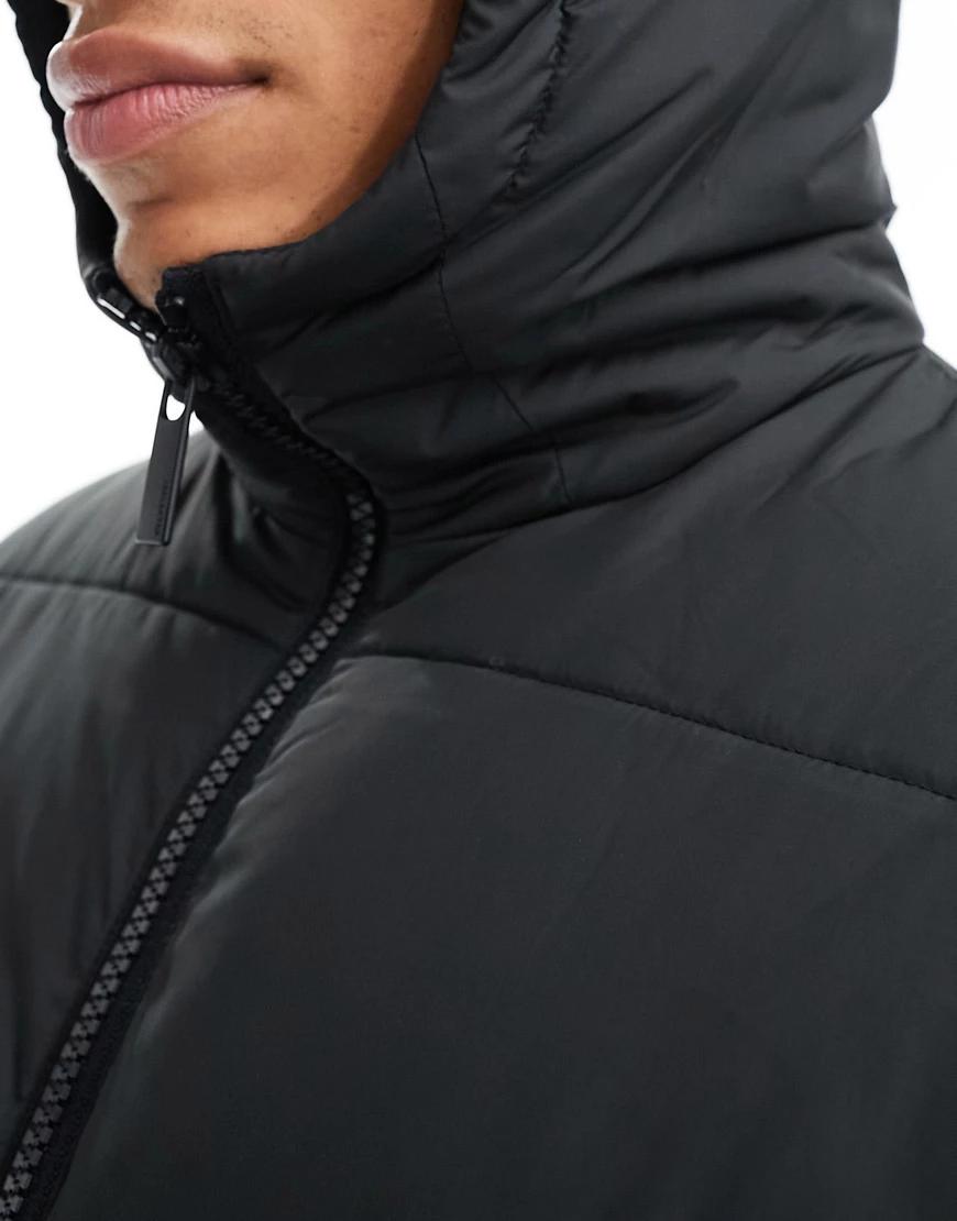 czarna pikowana kurtka z kapturem