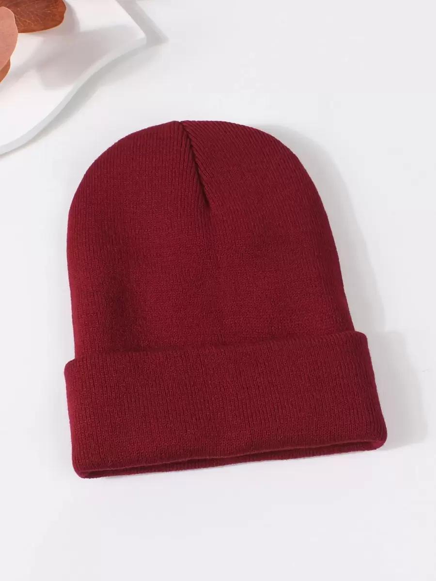 czerwona czapka beanie