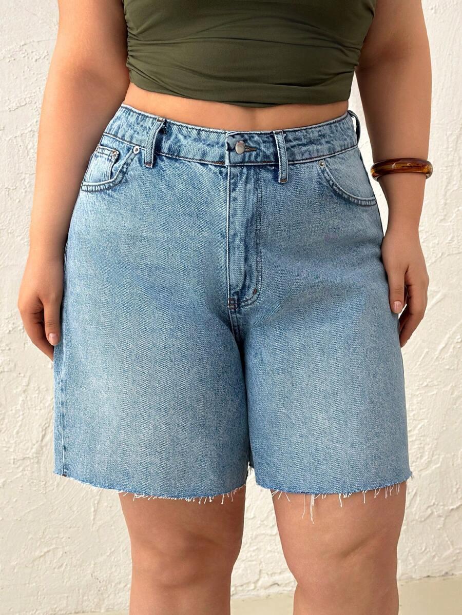 niebieskie spodenki jeans