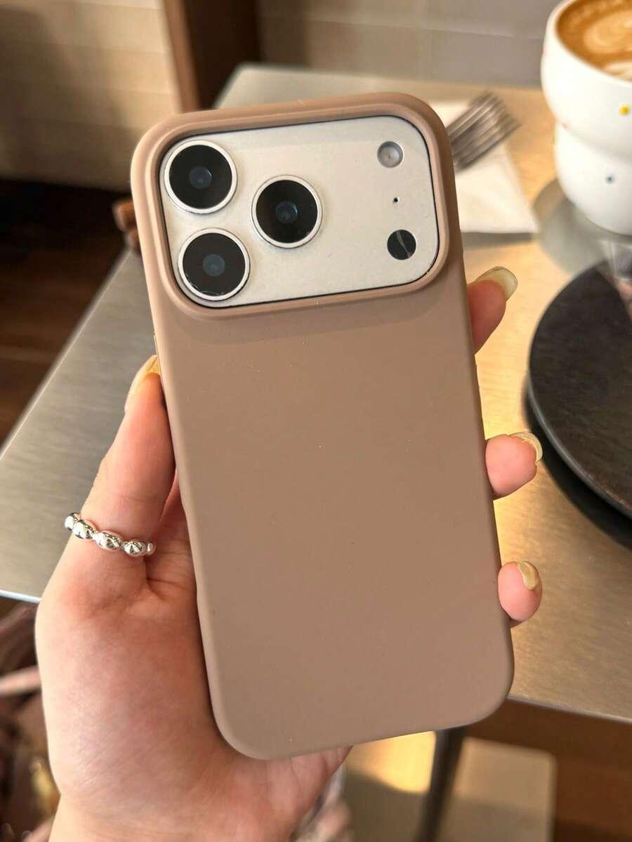 brązowe etui na telefon IPhone 15 pro