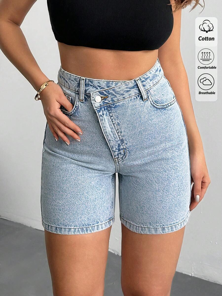 niebieskie spodenki jeans