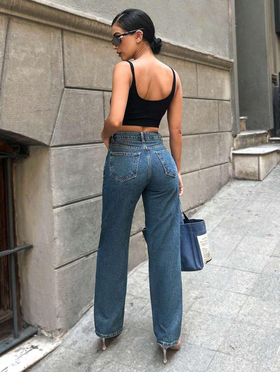 niebieskie spodnie jeans