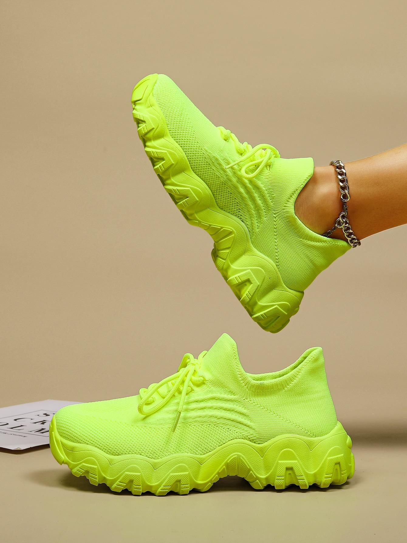 neonowe buty sportowe