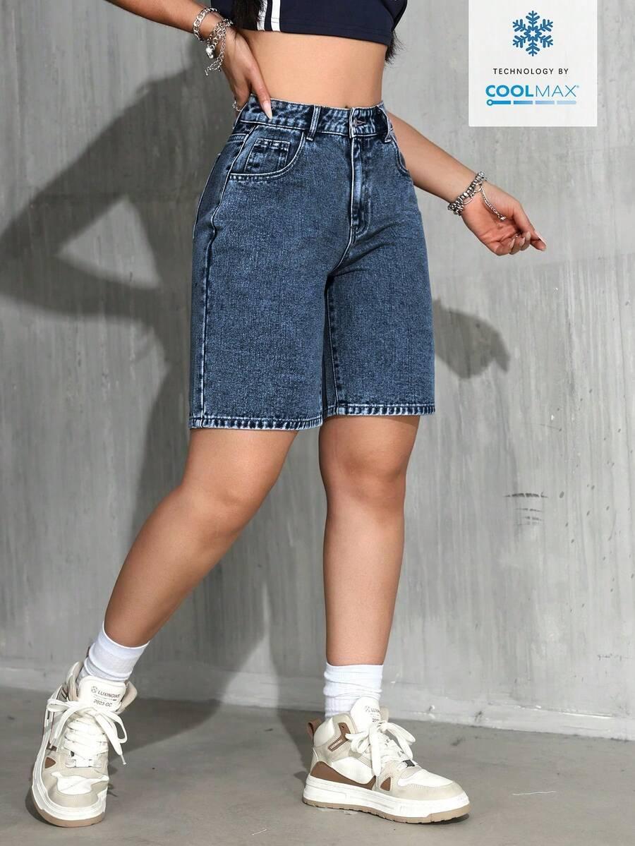 niebieskie spodenki jeans