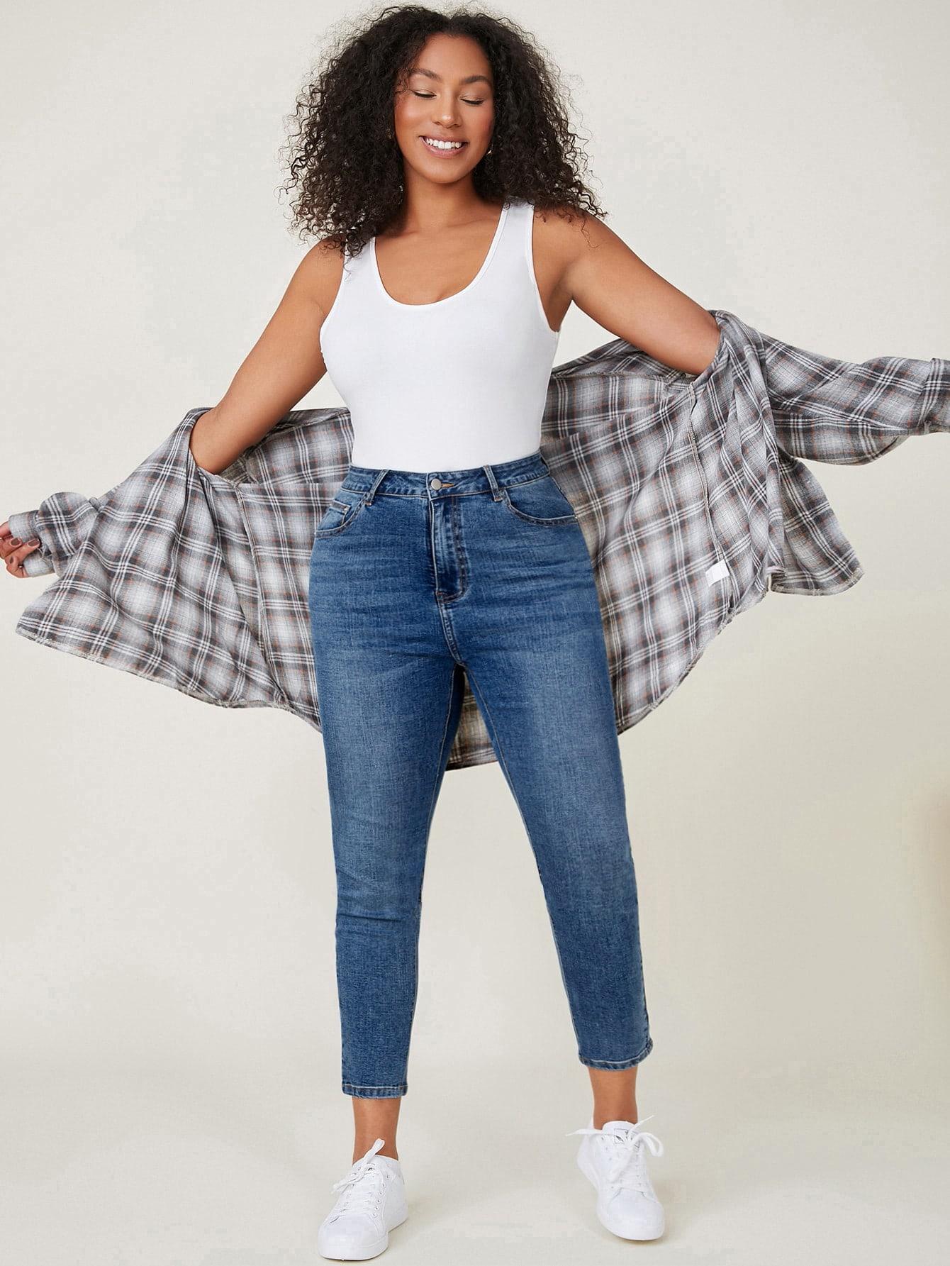 niebieskie spodnie jeans 