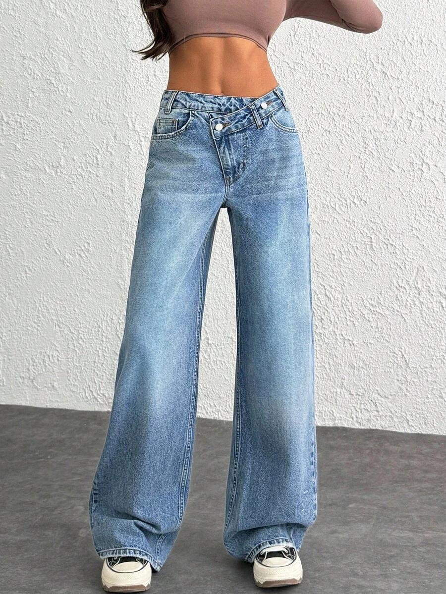 niebieskie spodnie jeans