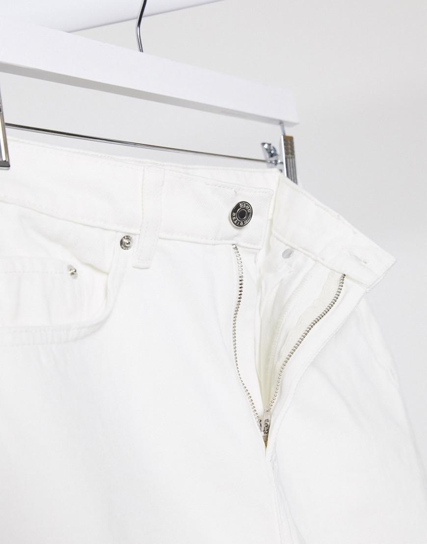 białe spodnie jeans