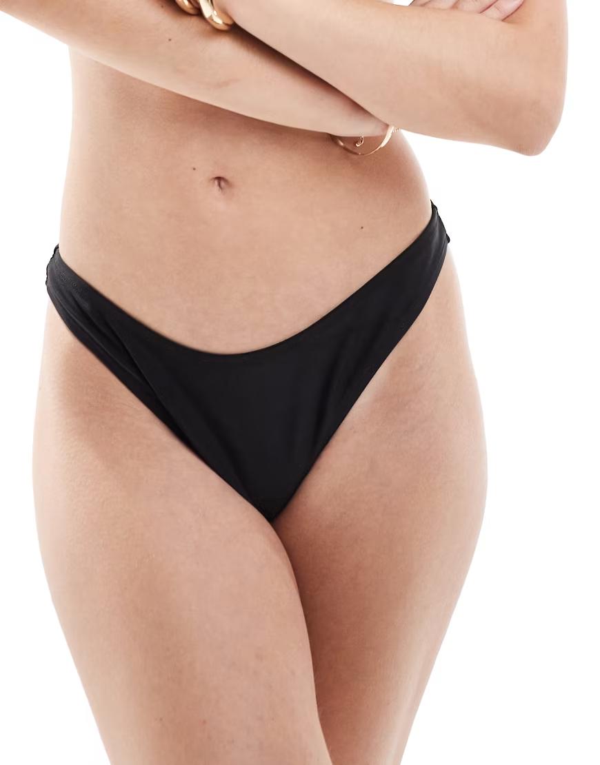 biały dół od bikini 