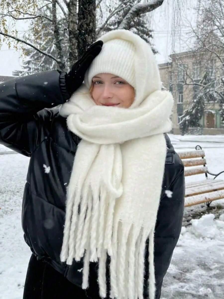 biały szalik frędzle