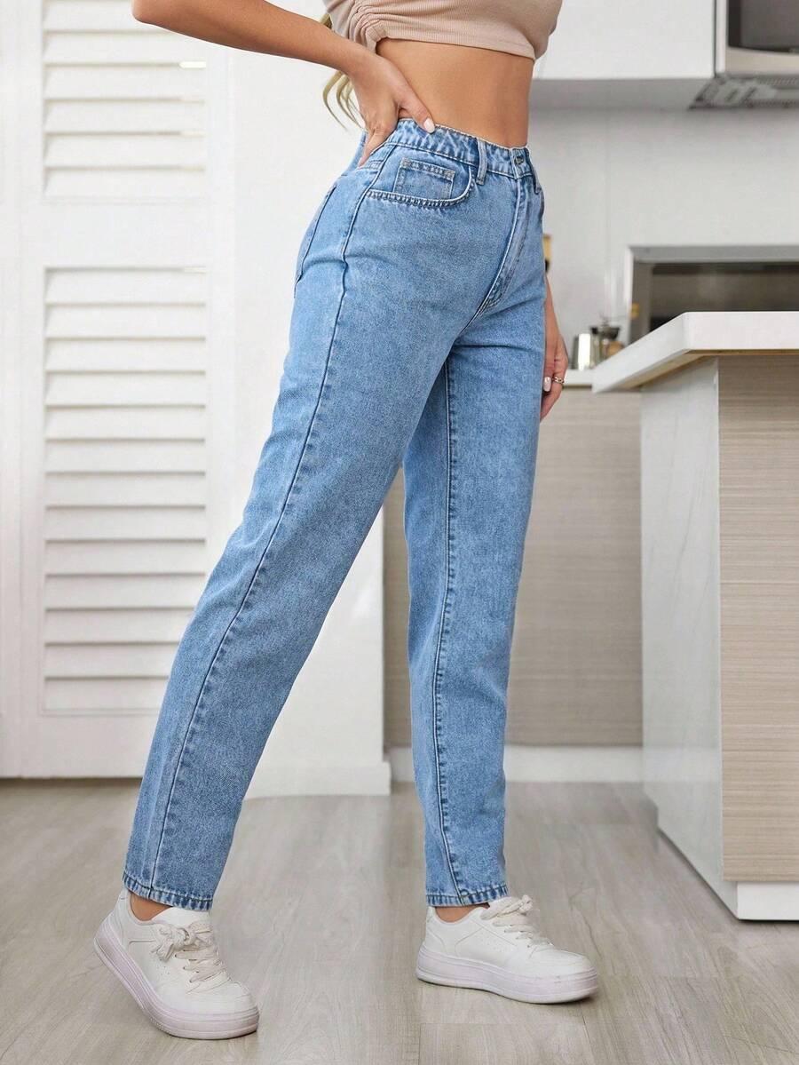 niebieskie spodnie jeans