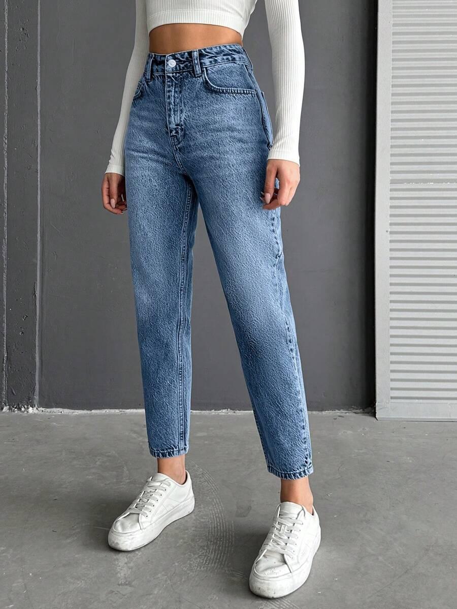 niebieskie spodnie jeans