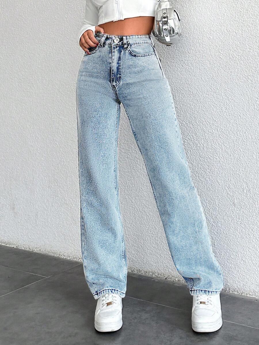 niebieskie spodnie jeans