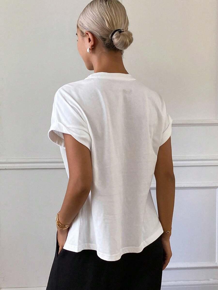 biały t-shirt okrągły dekolt rozcięcie