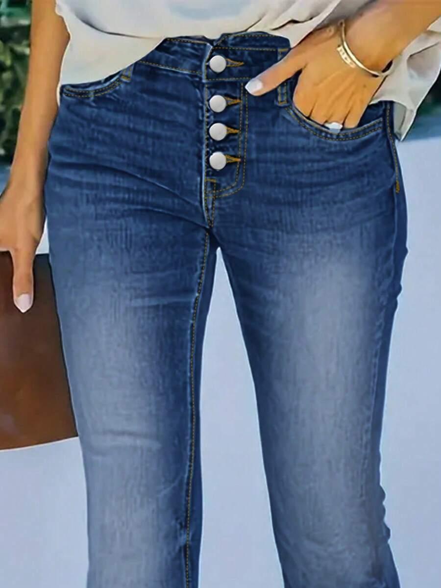 niebieskie spodnie jeans