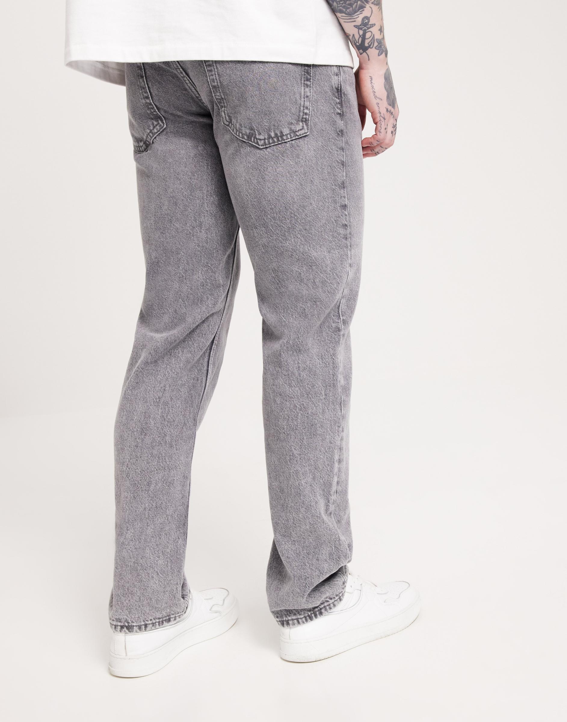 szare przecierane spodnie rurki jeansy