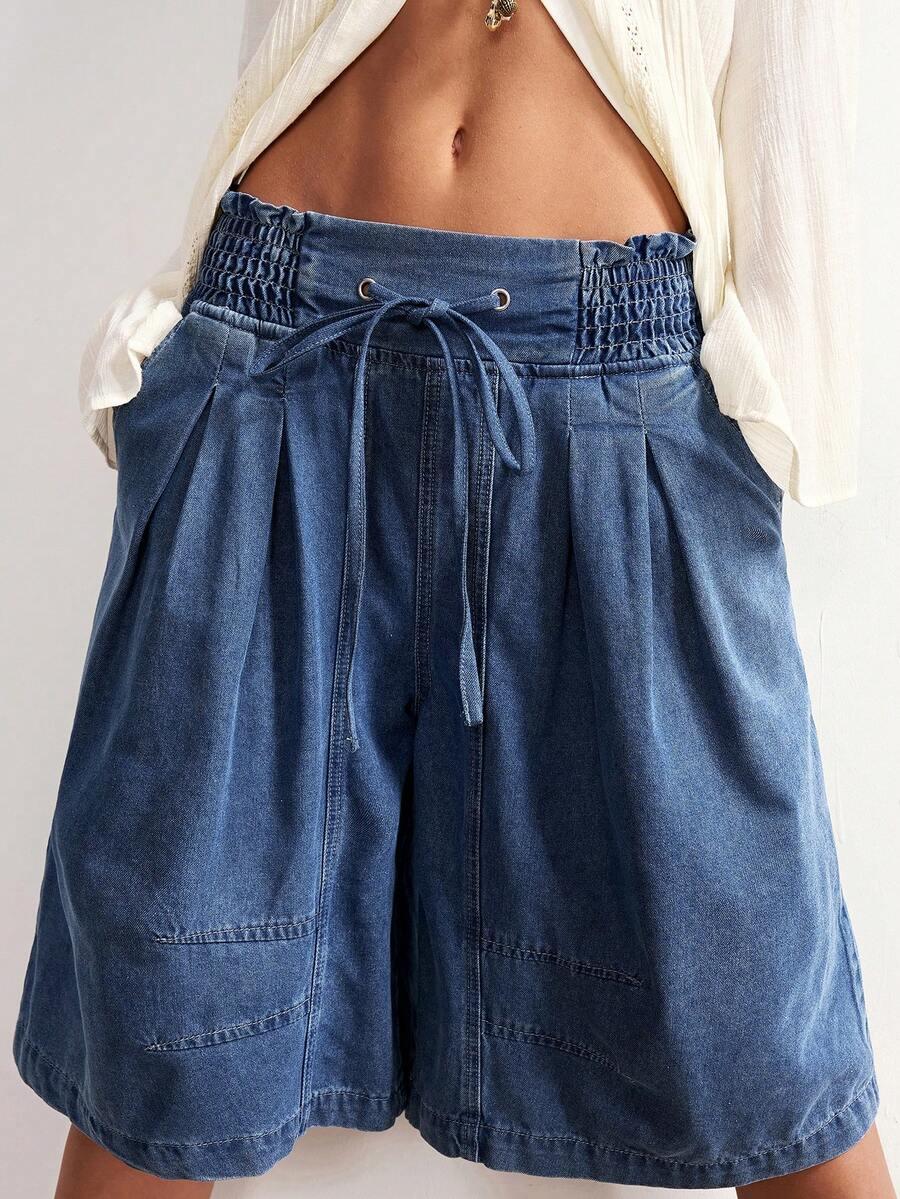 niebieskie spodenki jeans