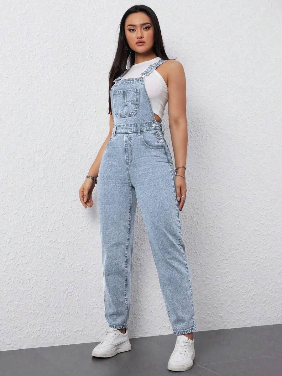 niebieski kombinezon ogrodniczki jeans