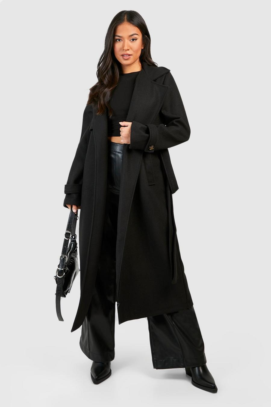 długi czarny płaszcz z paskiem