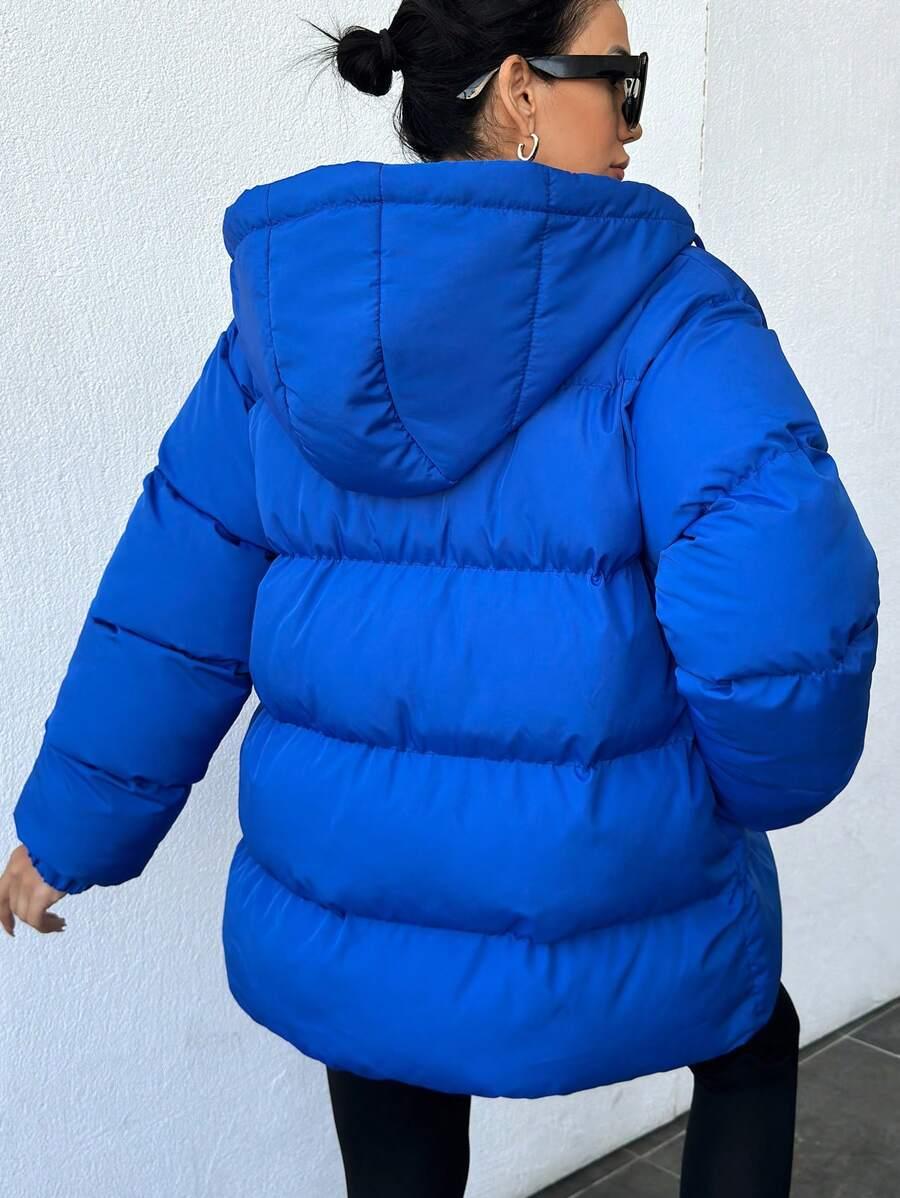 niebieska pikowana kurtka z kapturem
