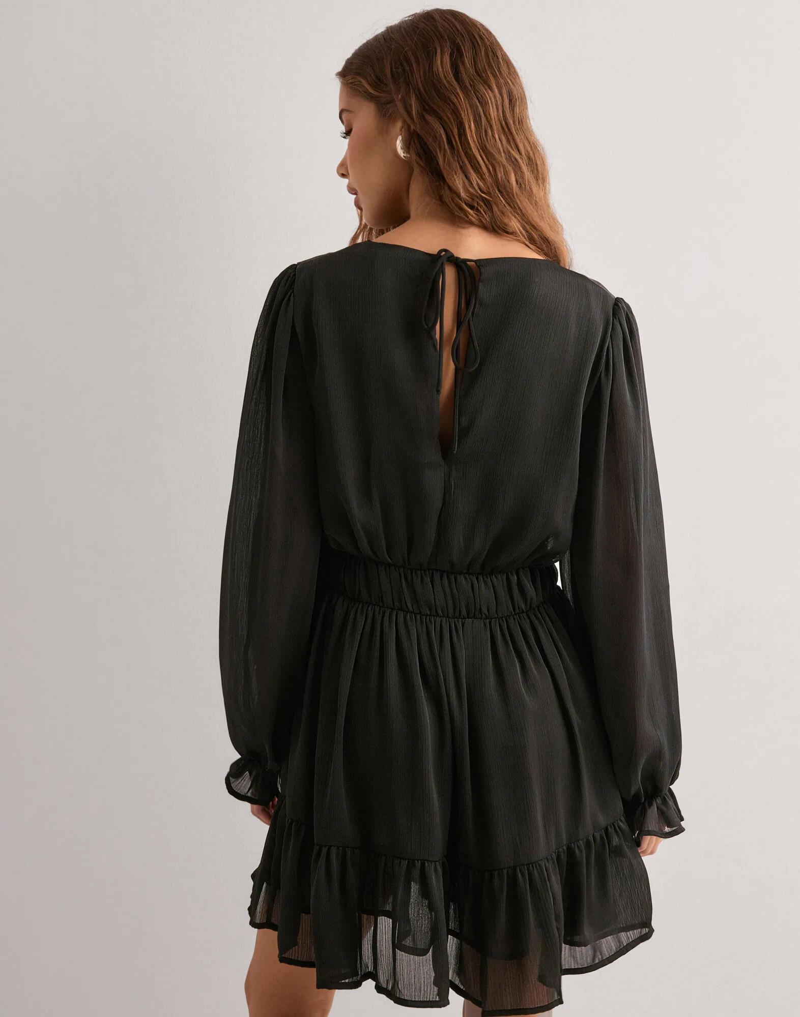 czarna sukienka falbany v neck
