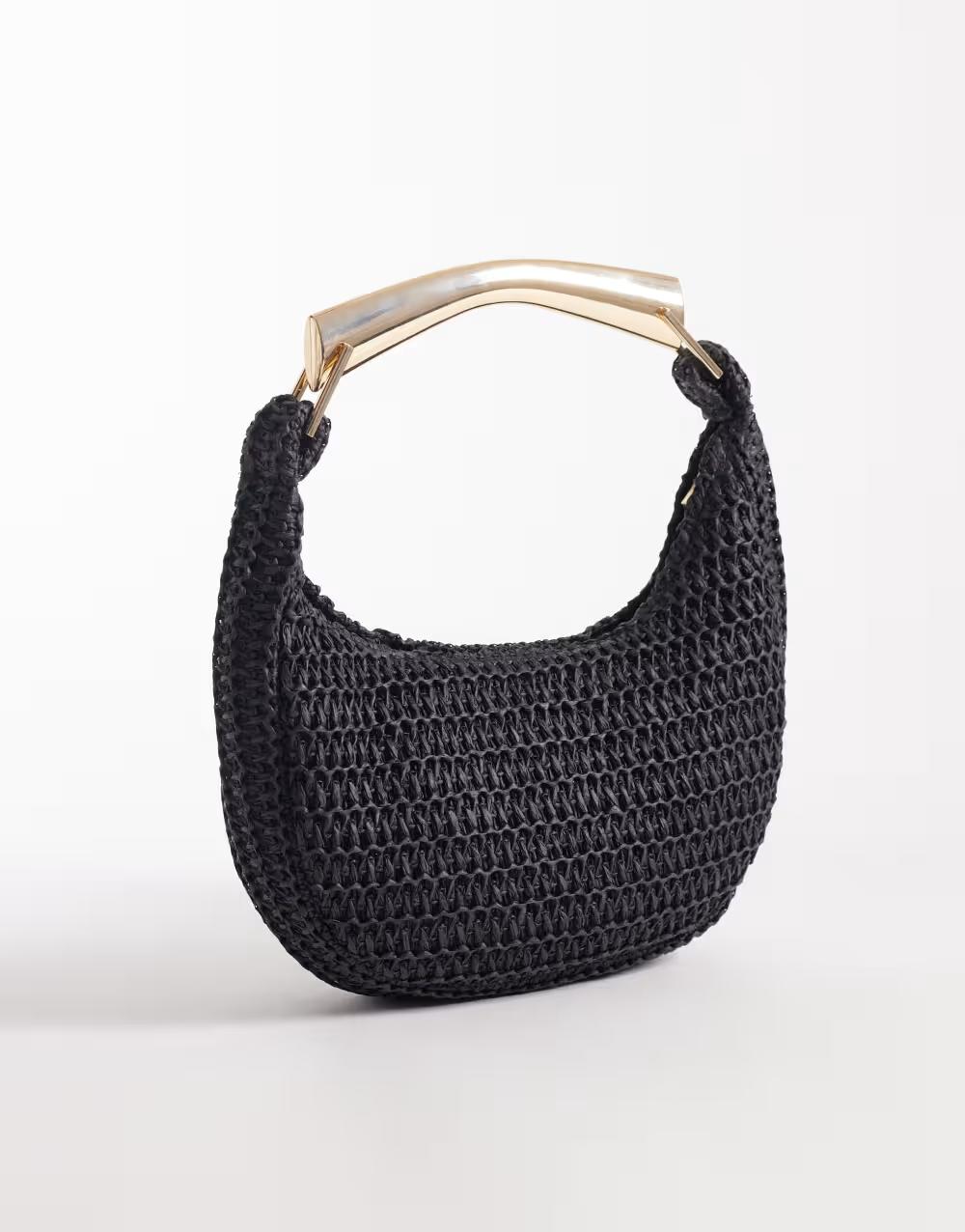czarna słomkowa torebka ze złotym uchwytem