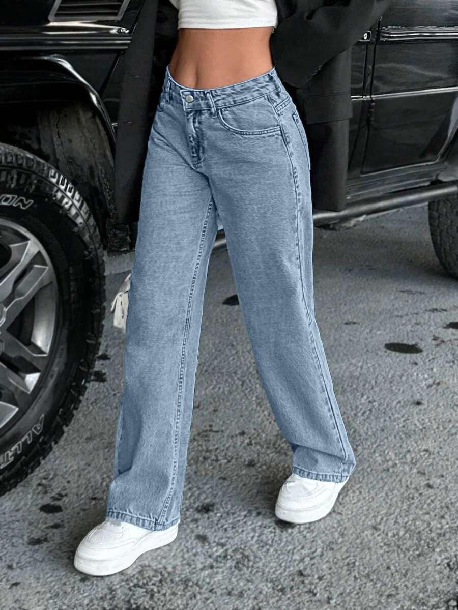 niebieskie spodnie jeansowe