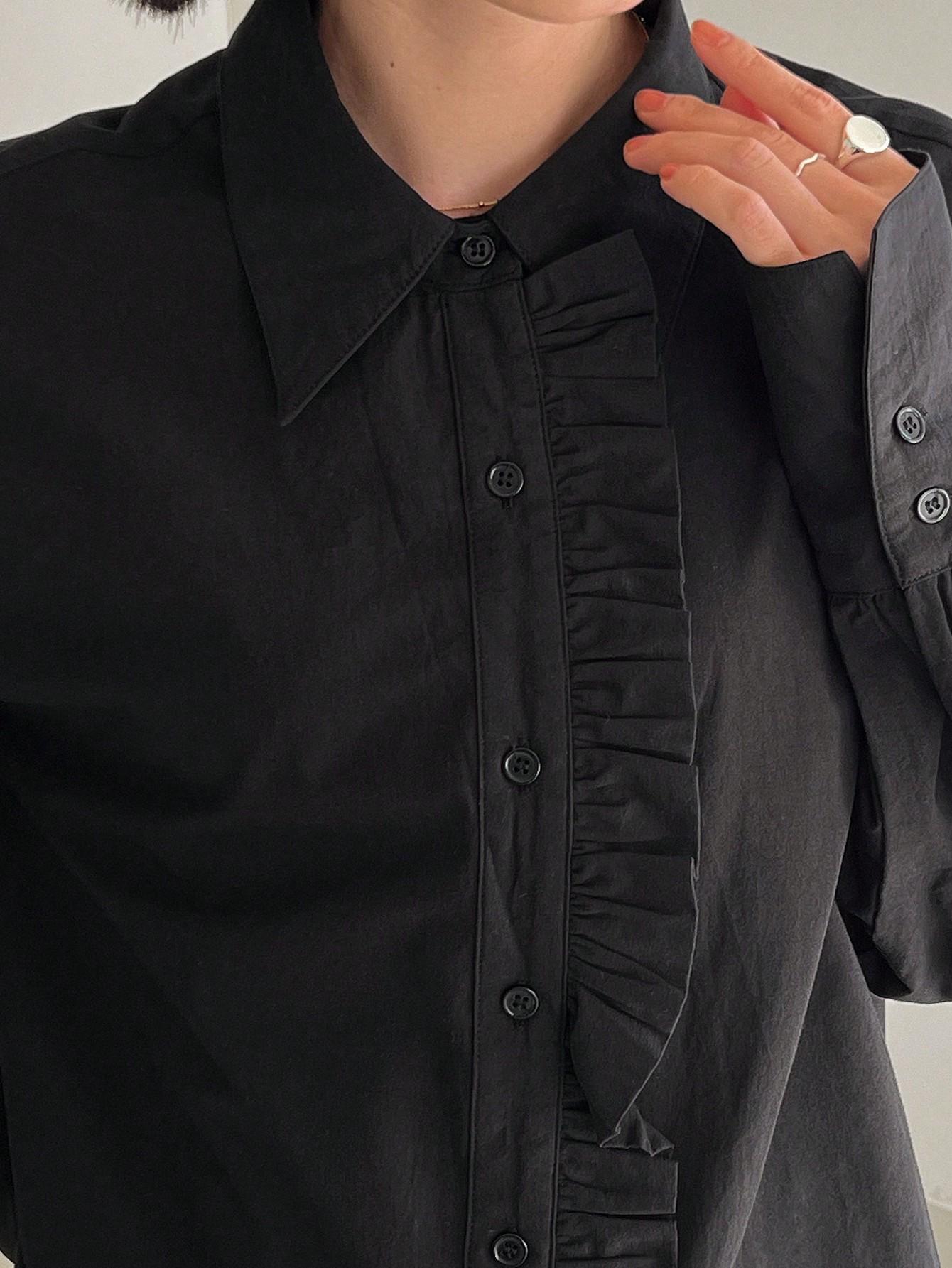 czarna koszula z kołnierzykiem guziki falbana
