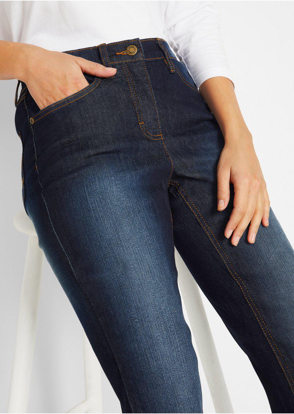 granatowe spodnie jeans