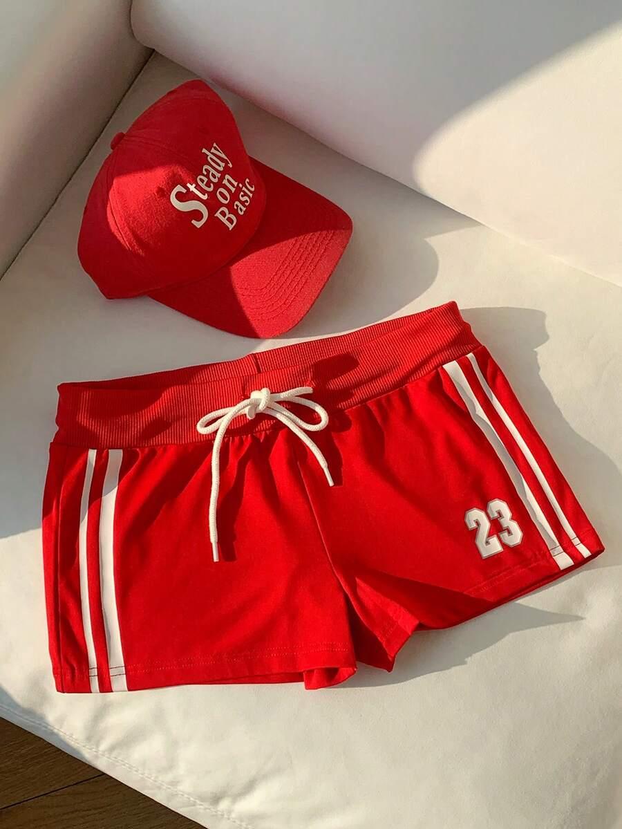 czerwone sportowe spodenki