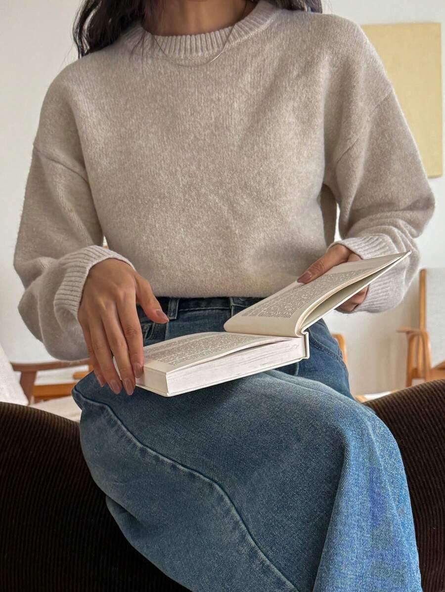 beżowy sweter okrągły dekolt