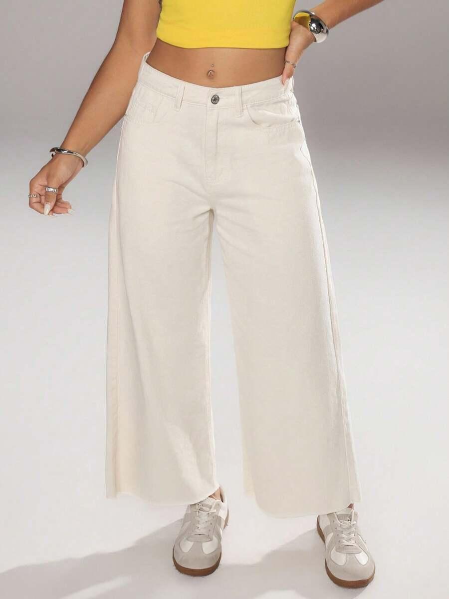 beżowe spodnie jeans