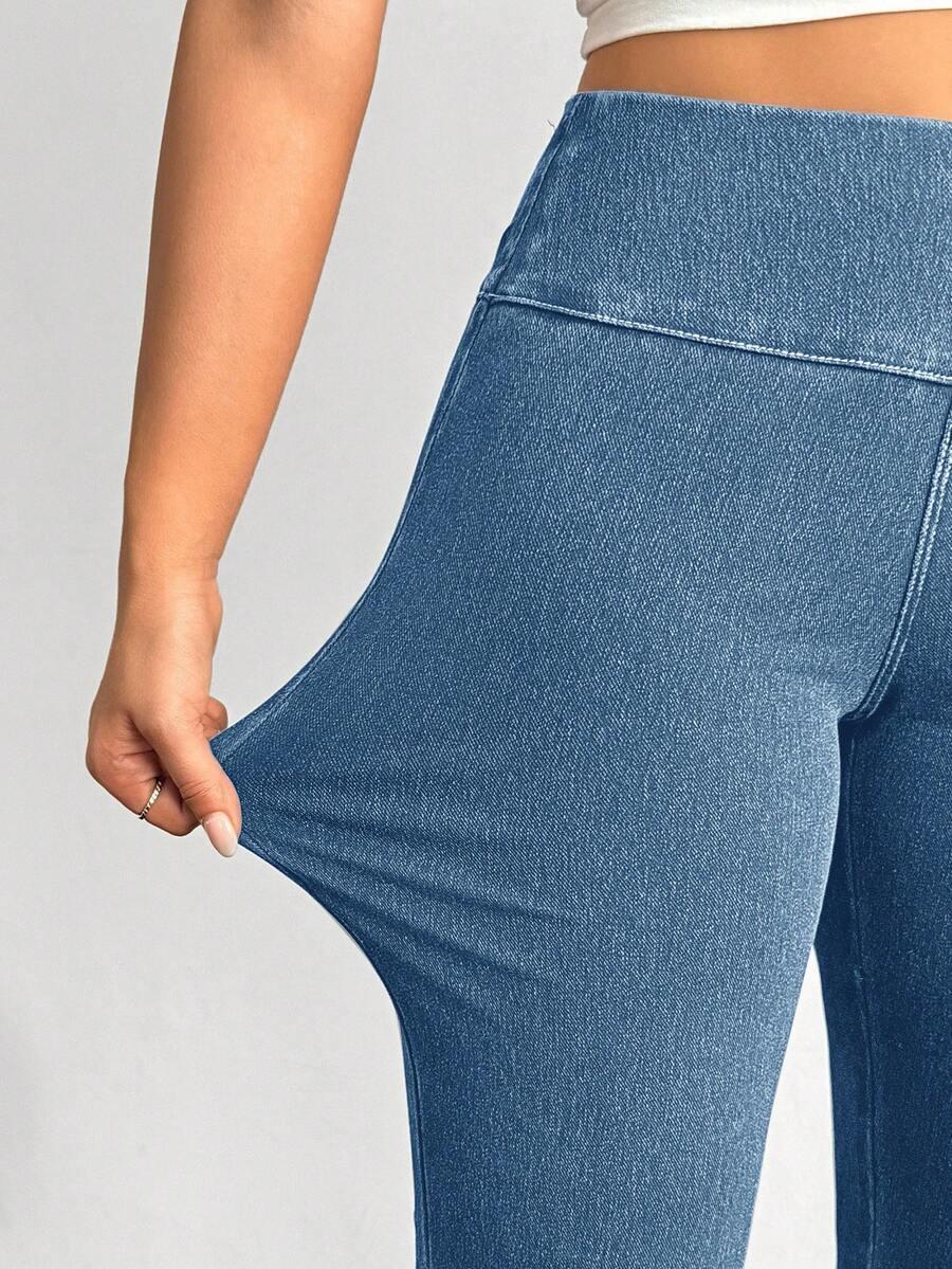 niebieskie spodnie jeans dzwony